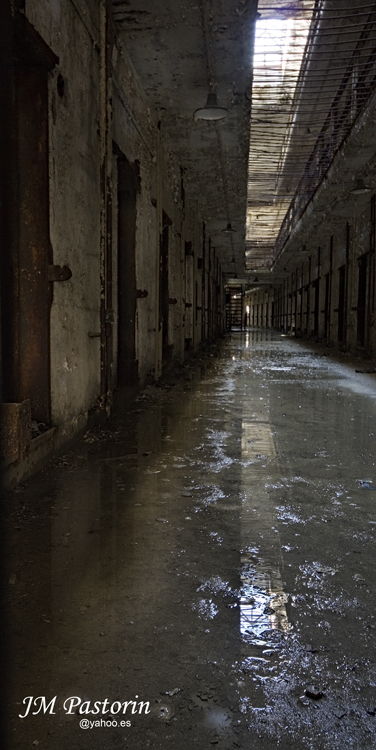 decadence-carcel-corridor