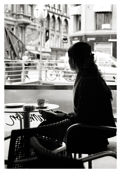 102822914_ZOv2C2hO_CAFE_GIRL_LOW