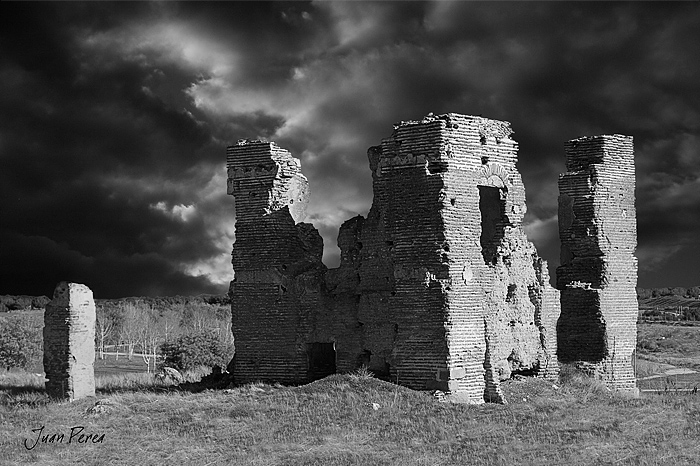 Ruinas_cielo_negro