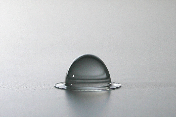 gota_sobre_la_mesa_enfocada