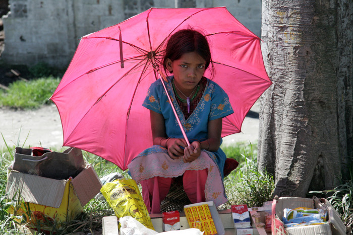 105_Ni_a_vendiendo_en_el_suelo