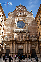 Entrada_Basilica_Montserrat_1.jpg