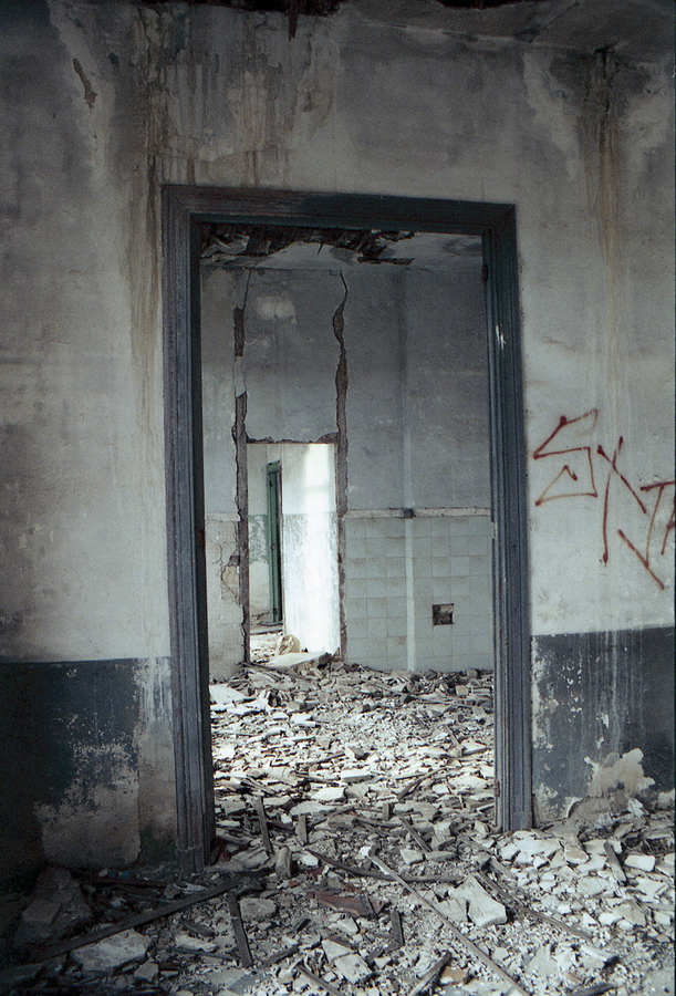 Abandono- door
