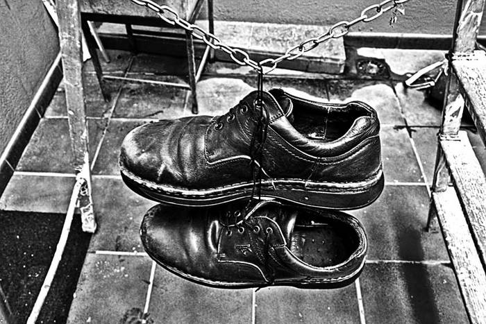 encadenado a mis zapatos