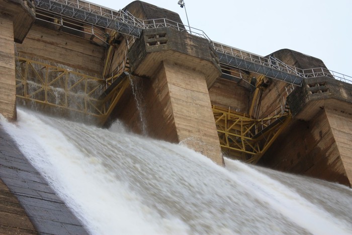 PRESA DE CIJARA EVACUANDO