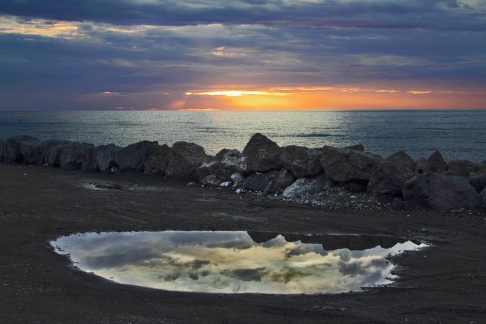 Charco y amanecer