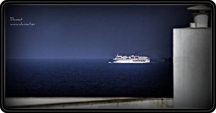 barco en  el mar