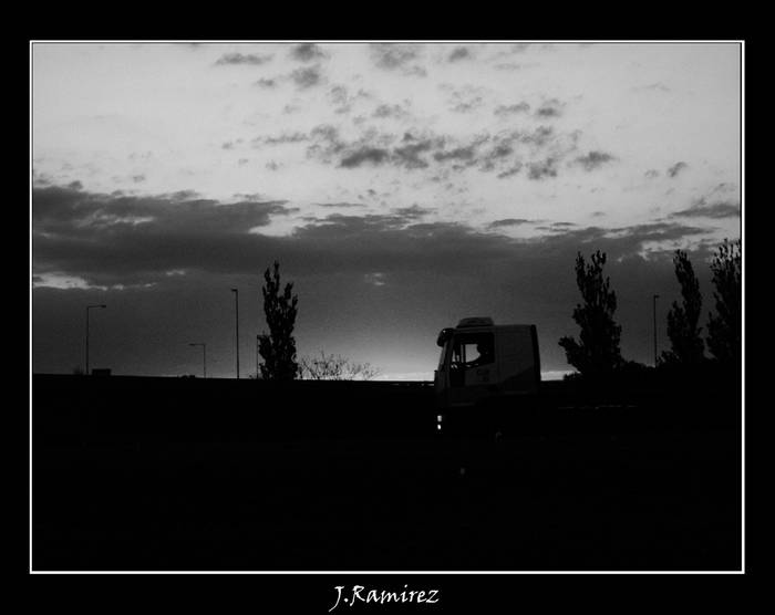 Viaje al atardecer B&amp;N