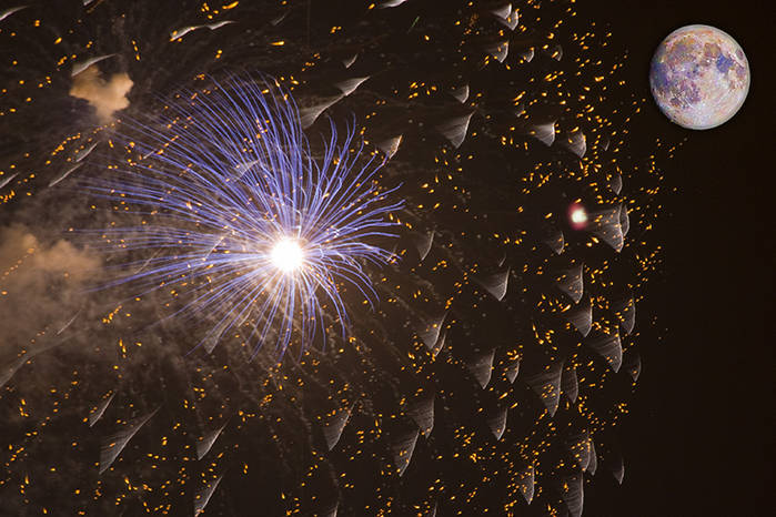 Luna iluminada por fuegos artificiales