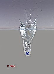 Dados_cayendo_al_agua_1_HDTV_720_.jpg