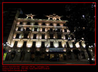 Edificio_iluminado_de_noche.jpg