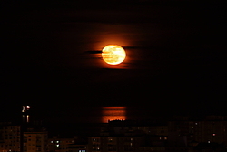 Luna_sobre_mar.JPG