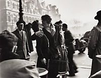 robert_doisneau_le_baiser_de_lhotel_de_ville_kiss_at_the_hotel.jpg