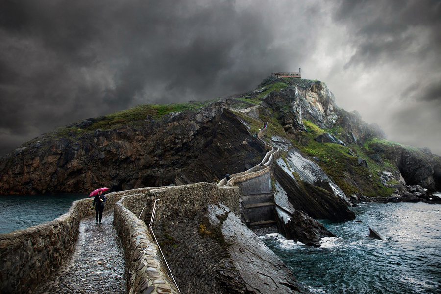 Gaztelugatxe y la chica del paraguas rosa