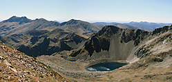 Laguna_de_fuentes_carrionas_y_el_cordal_de_curavacas.jpg