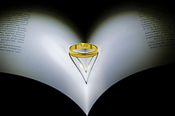 Libro-con-anillo-en-forma-de-corazon.jpg