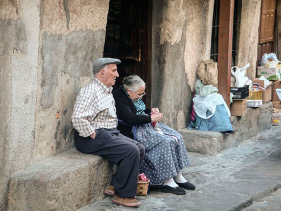 sentados a la fresca