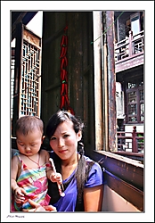 CHINA_CON_NI_O_EN_VENTANA_FINAL_CANONISTAS.jpg