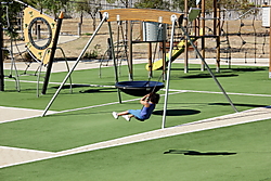 ni_a_columpiandose9490.JPG