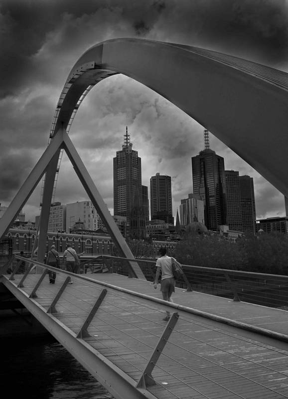 Transeunte sobre el puente