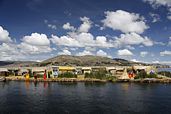 Isla_Uros-TitiCaca_Per_.jpg